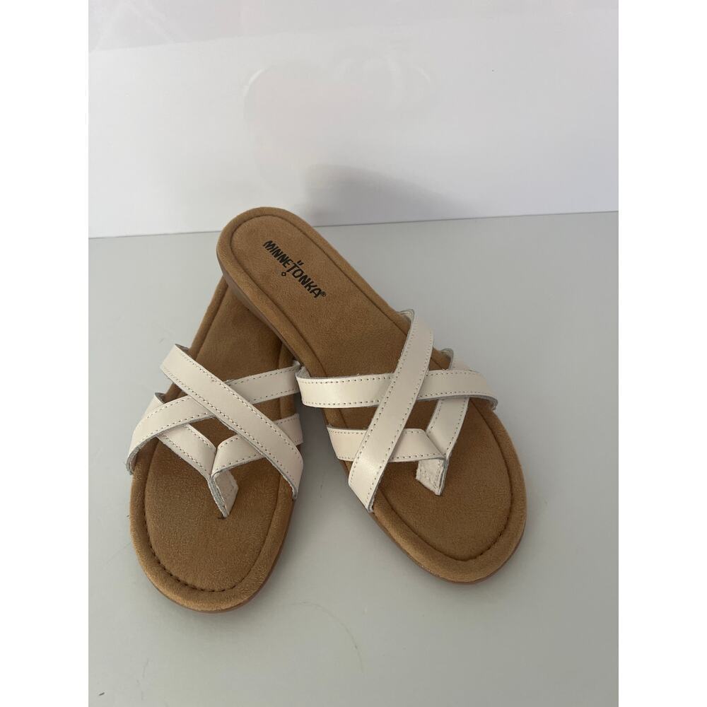 Minnetonka Women’s White Leather Sunny Thong size 9